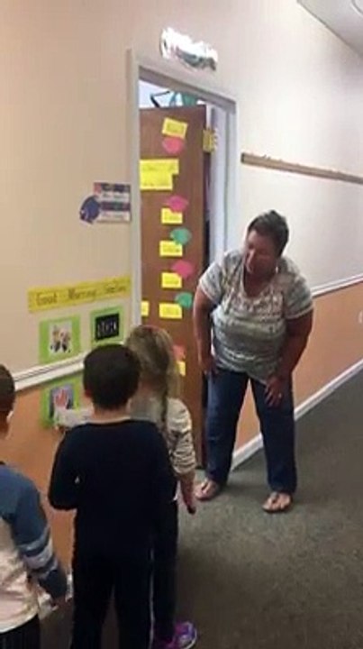 Les élèves dune école maternelle disent bonjour à leur maitresse de façon originale