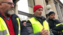 Les Gilets jaunes aux impôts et en mairie