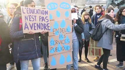 Fransa'da Liseliler Cumhurbaşkanı Macron'un İstifasını İstedi- Fransa'da Liselerde 'Kara Gün' İlan...