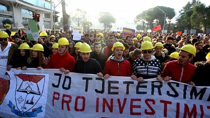 Albania, gli studenti in piazza a fiumi contro l'innalzamento delle tasse