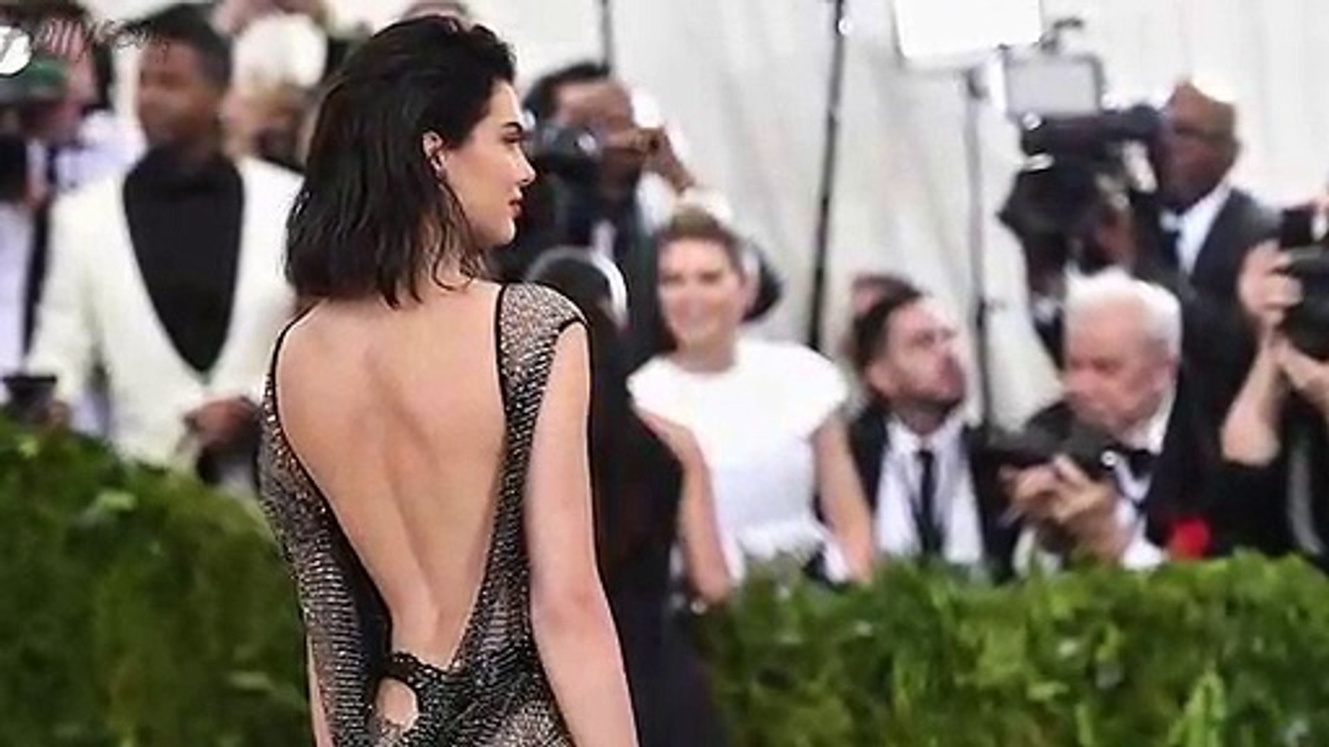 ⁣Kendall Jenner Shares Anonymous Romantic LOVE LETTER!