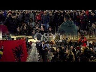 LIVE/ Rezistenca s'ndalet, studentët protestojnë përpara Kryeministrisë