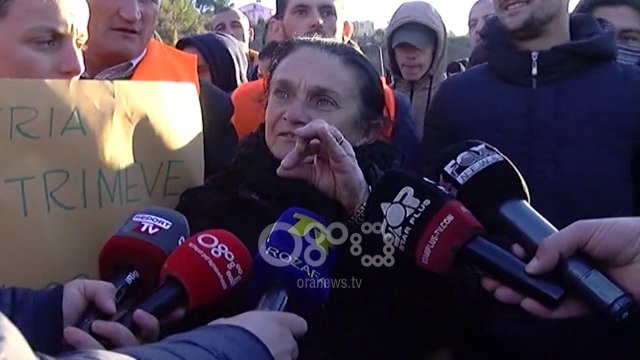Ora News - Protestat shpërthejnë në të gjithë Shqipërinë