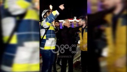 Ora News - Profesori shpërndan ushqim për studentët përpara Kryeministrisë