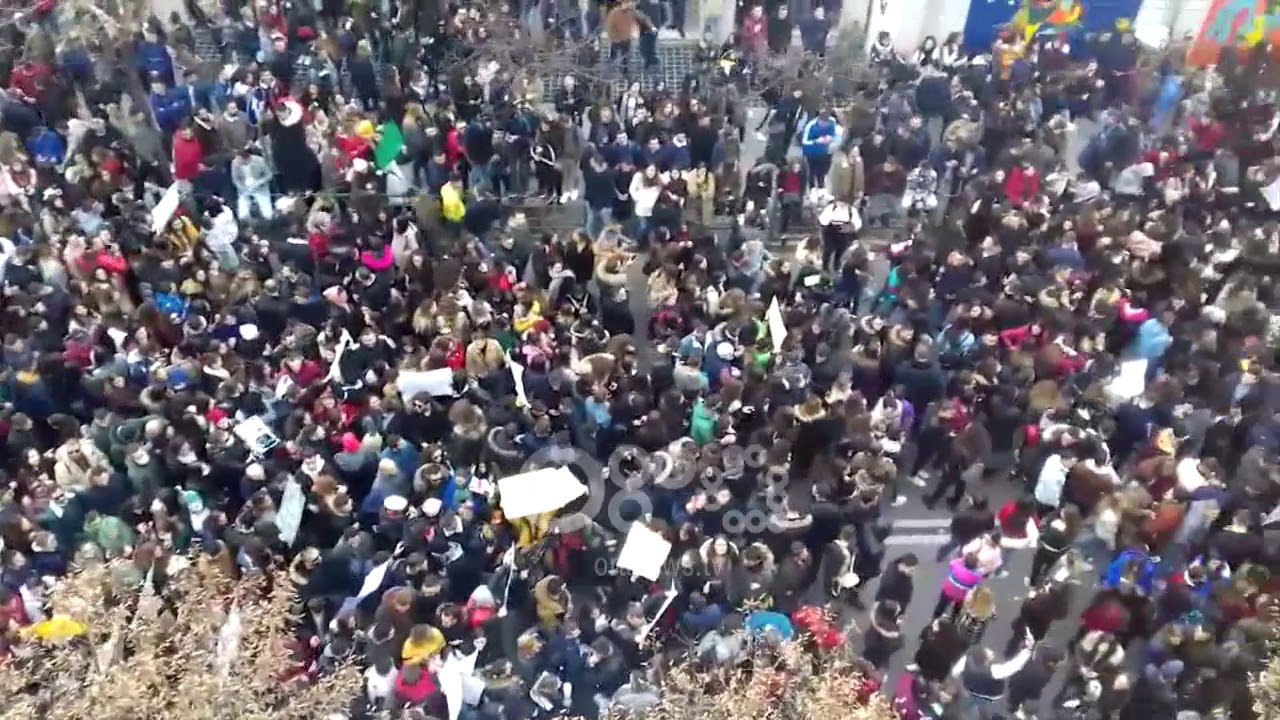 Ora News - Shikoni protestën e studentëve me foto nga lart