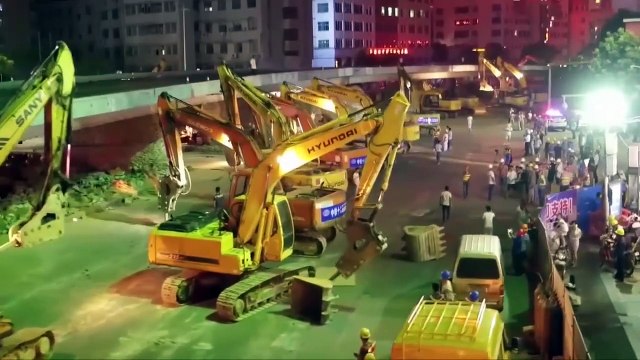 100 pelleteuses travaillent en même temps pour détruire un pont en chine