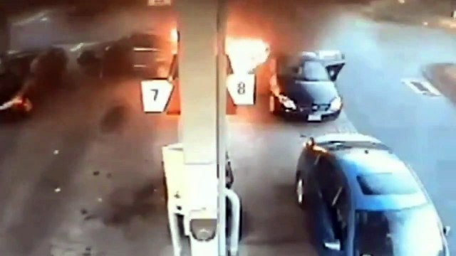 Un automobiliste percute une pompe à essence en marche arrière et provoque son explosion