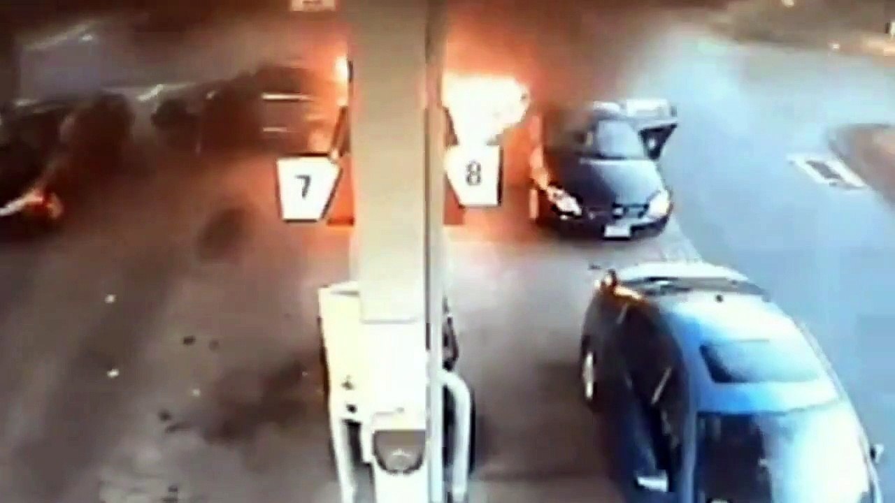 Un automobiliste percute une pompe à essence en marche arrière et provoque son explosion