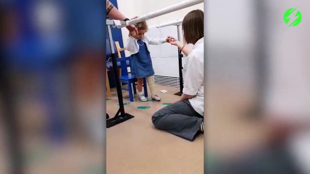 Cette fillette fait ses premiers pas avec sa prothèse de jambe