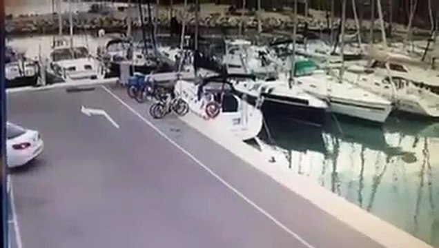 Il oublie de mettre le frein à main de sa voiture garée sur le port... FAIL !