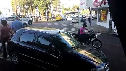 Ciclista é socorrida após bater com carro na Av. Brasil
