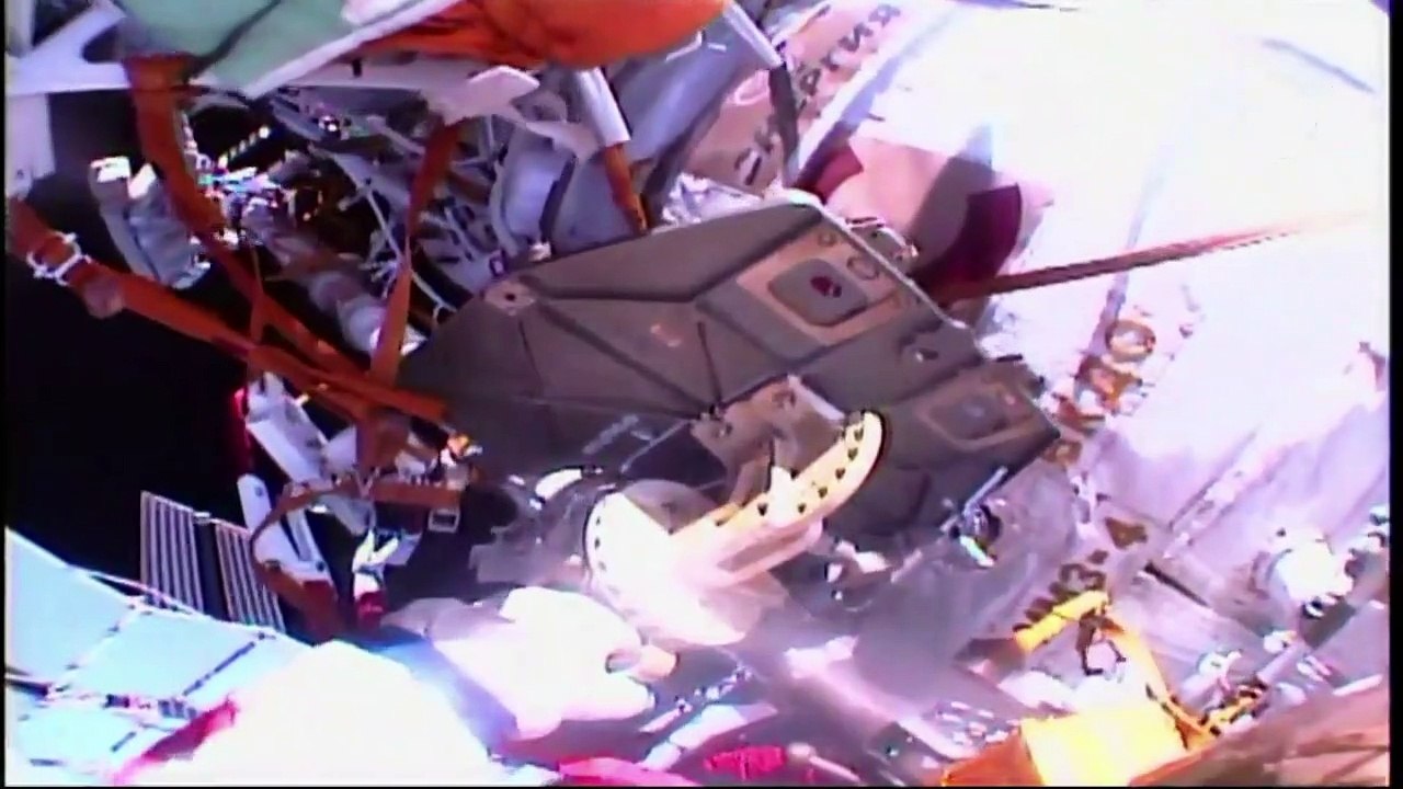 Astronautas examinam 'buraco misterioso' na Soyuz