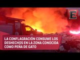 Bomberos laboran en incendio de relleno sanitario en EdoMex