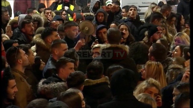 Report Tv-Studentët përpara Ministrisë së Arsimit: Protesta do të vijojë