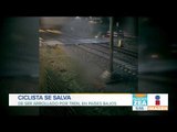 Ciclista se salva por 1 segundo de ser arrollado por un tren | Noticias con Zea