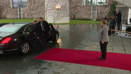 شاهد: ماي تعلق داخل سيارتها للحظات فيما ميركل تنتظرها