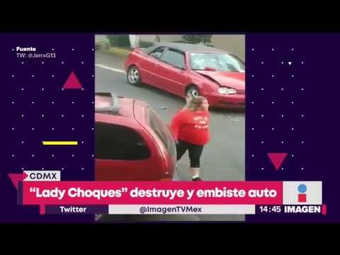 Lady Choques embiste contra auto y le pega repetidas veces | Noticias con Yuriria Sierra