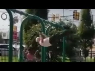 Abuelito se columpia y se echa maroma en columpios de parque | Qué Importa