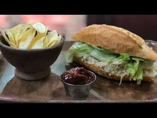 Delicioso sándwich de ensalada de pollo | Sale el Sol