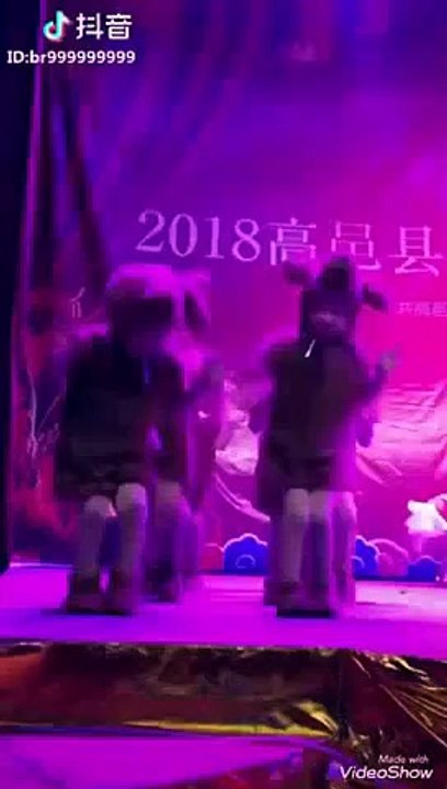 Hüngür hüngür ağlayan küçük çocuğun, her şeye rağmen performansına devam ettiği anlar