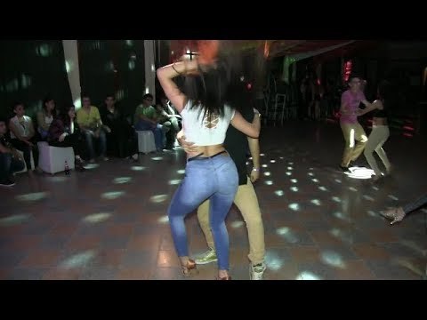 شاهد فتاة رقصت الجميع على جمالها الرقص باصوله روعة salsa dance