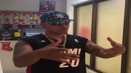 Viendo la serie de Nicky Jam - Humor Comedia.