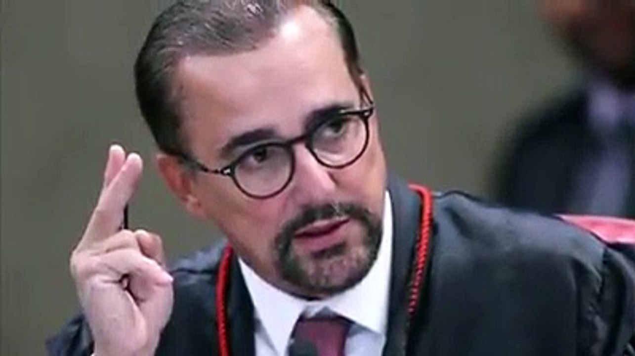 Ministro do TSE Admar Gonzaga, vira as costas na execução do Hino Nacional Brasileiro