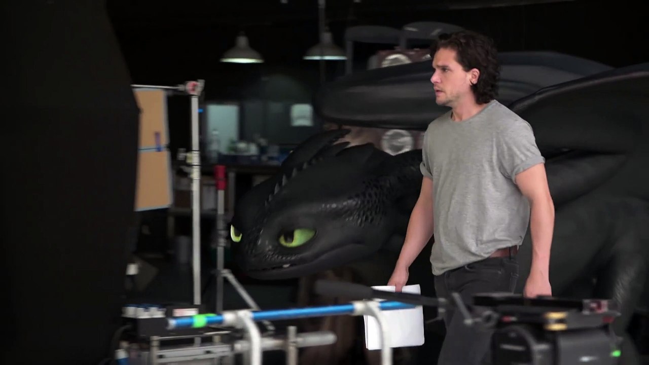 Kit Harington entraîne un dragon à devenir acteur !