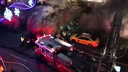 Retour de flammes impressionnant sur des pompiers dans un incendie à New York !