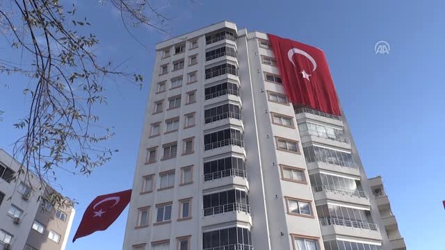 Şehit Emniyet Müdürü Verdi'nin Baba Evine Türk Bayrakları Asıldı