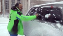 Erzurum'da kar yağışı sürücülere zor anlar yaşatıyor
