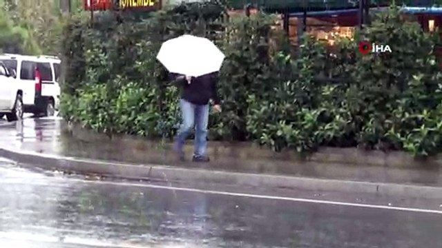 İstanbul'da kar yağışı başladı. Kar yağışı Beylikdüzü'nde etkili oluyor.