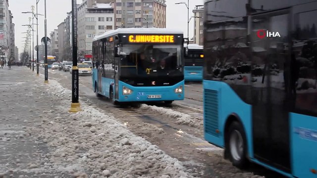 Sivas'ta kar yağışı...130 köy yolu ulaşıma kapandı, öğrenciler Vali Ayhan'ı tatil için mesaj yağmuruna tuttu