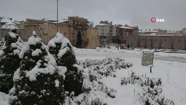 Sivas'ta Kar Yağışı...130 Köy Yolu Ulaşıma Kapandı, Öğrenciler Vali Ayhan'ı Tatil İçin Mesaj...
