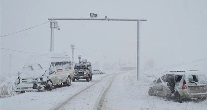 Ağrı'nın Eleşkirt İlçesinde Öğretmenleri Taşıyan Servis Minibüsü Kaza Yaptı: 23 Yaralı