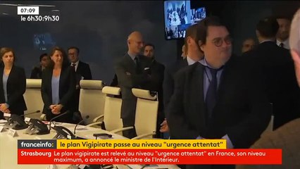 Regardez l'arrivée d'Emmanuel Macron en cellule de crise hier soir - Vidéo