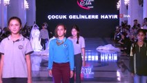 Antalya’da ünlü mankenlerden gelinlik defilesi...Ünlü mankenlerden önce sahneye çıkan çocuk gelinlerden anlamlı mesaj