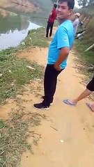 Cần thủ lơ ngơ câu được cá trắm đen khủng