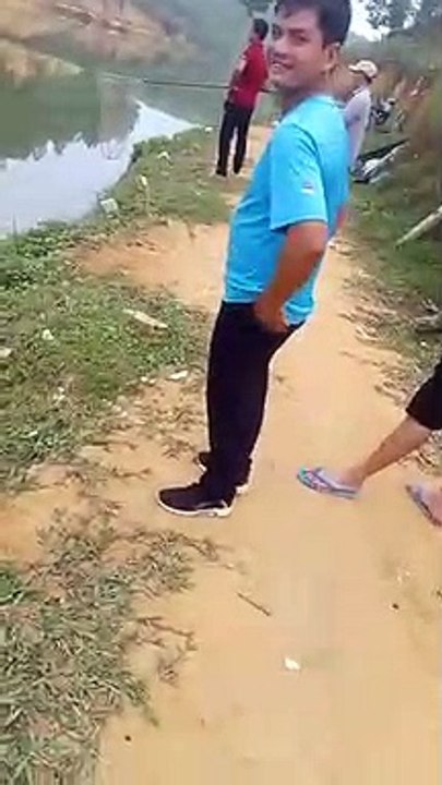 Cần thủ lơ ngơ câu được cá trắm đen khủng