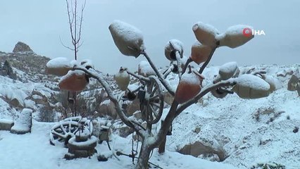 Kapadokya'da Kar Yağışı Sonrası Oluşan Kartpostallık Görüntüler Yerli ve Yabancı Turistlerin İlgi...