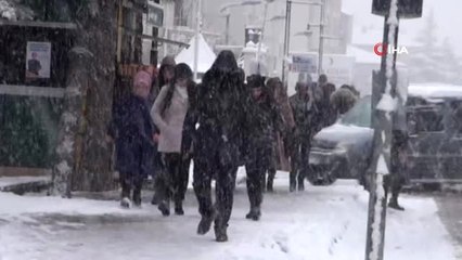 Kar Yağışına Hazırlıksız Yakalanan Vatandaşlar Beyaza Büründü, Cibutili Öğrenciler Anı Selfie ile...