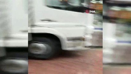Beşiktaş'ta Yol Çöktü, Kamyonet İçine Düştü
