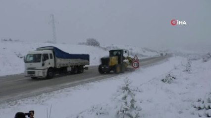 Tokat'ta Kar Yağışı Nedeniyle Araçlar Yolda Kaldı