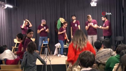 Gerçek hayattaki azimlerini tiyatroda doğaçlıyorlar