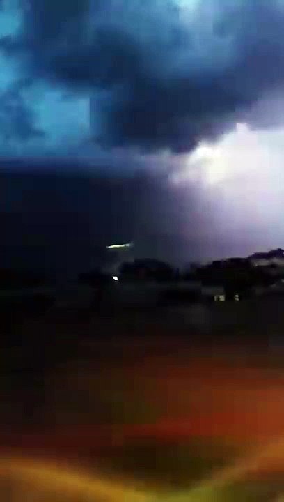 Cette étrange lumière verte apparue dans le ciel Australien n'a pour le moment pas d'explication