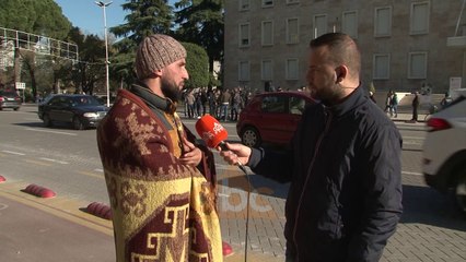 Kaloi naten përpara kryeministrisë, studenti: Kemi nje kauze te drejte
