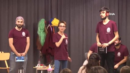 Gerçek Hayattaki Azimlerini Tiyatroda Doğaçlıyorlar