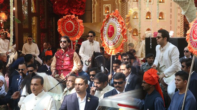 Isha Ambani Wedding: Akash & Anant Ambani reach venue riding on horse with Mukesh Ambani | FilmiBeat