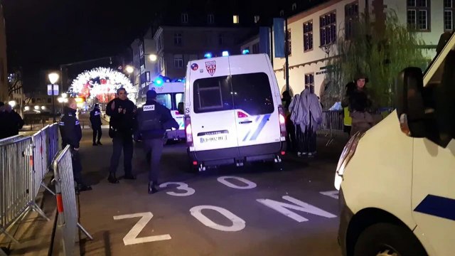 On a vu trois corps tout près de nous, on était en panique totale , témoigne Denis, témoin de l'attaque de Strasbourg
