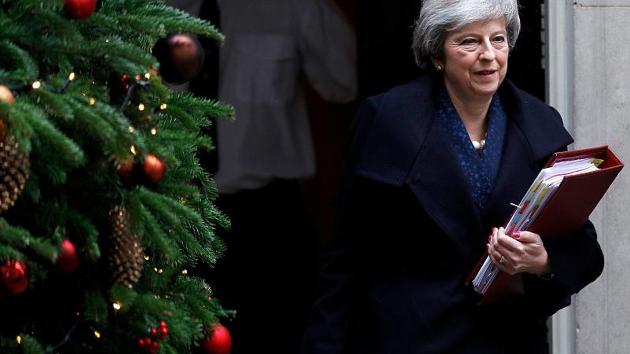 Brexit: "Δεν παραιτούμαι" λέει η Τερέζα Μέι παρ...